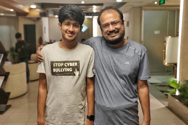 ঢাকায় বাবা মো. সাখাওয়াত হোসেনের সাথে আন্তর্জাতিক শিশু শান্তি পুরষ্কার জয়ী কিশোর সাদাত রহমান। ১৭ নভেম্বর ২০২০। 