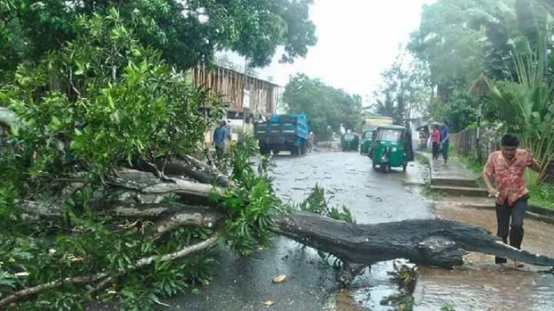 ঘূর্ণিঝড় মোরার ছোবলে রাঙামাটিতে যোগাযোগ ব্যবস্থা ব্যাহত। মে ৩০, ২০১৭।