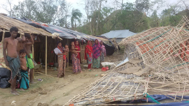 কক্সবাজারের লেদা রোহিঙ্গা ক্যাম্পে ঘূর্ণিঝড়ে ক্ষতিগ্রস্ত ঘর। জুন ০১, ২০১৭।