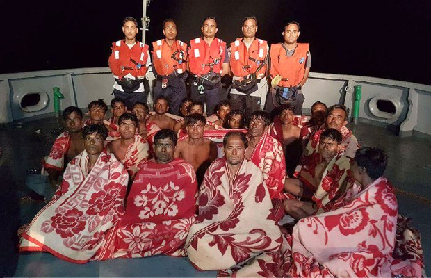 বাংলাদেশ নৌবাহিনী বুধবার গভীর সমুদ্রে ভাসমান ২০জন জেলেকে উদ্ধার করে। বাংলাদেশ নৌবাহিনী বুধবার গভীর সমুদ্রে ভাসমান ২০জন জেলেকে উদ্ধার করে।