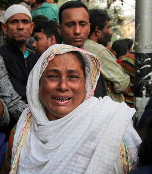 আগুন লাগার পর গুলশানে মার্কেটের সামনে দোকান মালিক ও তাদের স্বজনদের কান্না।