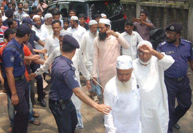 রায়ের পরে আদালতে হাজির হওয়া আসামিদের কারাগারে নেওয়া হয়। রায়ের পরে আদালতে হাজির হওয়া আসামিদের কারাগারে নেওয়া হয়।