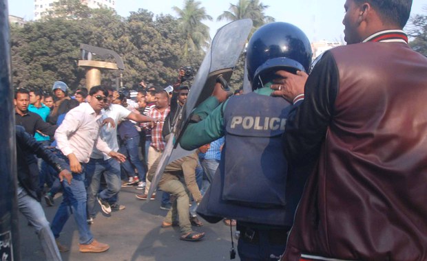 ঢাকার বকশিবাজার অস্থায়ী আদালতে বিএনপি চেয়ারপারসন খালেদা জিয়া হাজিরার দিনে পুলিশের সাথে সংঘর্ষে জড়িয়ে পড়েন বিএনপির নেতাকর্মীরা। ঢাকার বকশিবাজার অস্থায়ী আদালতে বিএনপি চেয়ারপারসন খালেদা জিয়া হাজিরার দিনে পুলিশের সাথে সংঘর্ষে জড়িয়ে পড়েন বিএনপির নেতাকর্মীরা।
