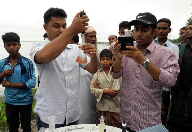 সুনামগঞ্জে হাওরের পানি পরীক্ষা করছেন মৎস্য গবেষণা ইনস্টিটিউটের গবেষকরা। এপ্রিল ২১, ২০১৭।