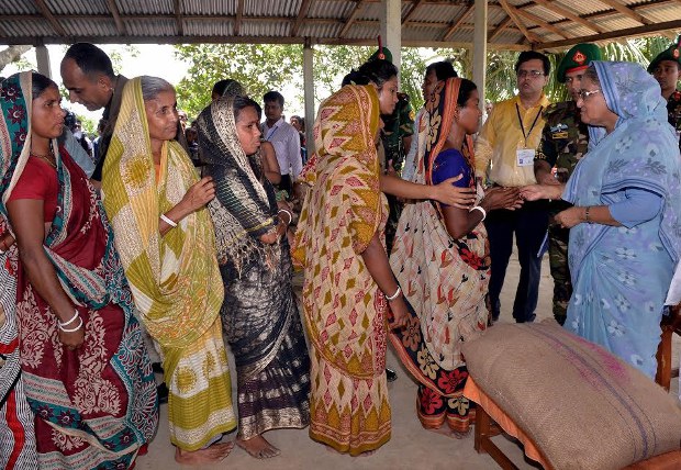 শাল্লা উপজেলা সদরে বন্যায় ক্ষতিগ্রস্তদের মধ্যে ত্রাণ বিতরণ করেন প্রধানমন্ত্রী শেখ হাসিনা। শাল্লা উপজেলা সদরে বন্যায় ক্ষতিগ্রস্তদের মধ্যে ত্রাণ বিতরণ করেন প্রধানমন্ত্রী শেখ হাসিনা।