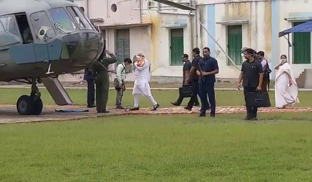 পশ্চিমবঙ্গে ঘূর্ণিঝড় বিধ্বস্ত এলাকা পরিদর্শনের পর বসিরহাটে প্রশাসনিক বৈঠক শেষে অন্যদের সাথে হেলিকপ্টারে উঠছেন ভারতের প্রধানমন্ত্রী নরেন্দ্র মোদি ও পশ্চিমবঙ্গের মুখ্যমন্ত্রী মমতা বন্দ্যোপাধ্যায়। ২২ মে ২০২০। 