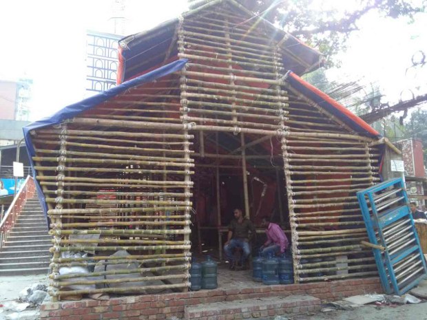 গুলশান মার্কেটে ব্যবসায়ীদের সরকারি উদ্যোগে বাঁশের ঘর তৈরি করে দেওয়া হয়েছে। গুলশান মার্কেটে ব্যবসায়ীদের সরকারি উদ্যোগে বাঁশের ঘর তৈরি করে দেওয়া হয়েছে।