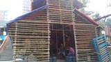 গুলশান মার্কেটে ব্যবসায়ীদের সরকারি উদ্যোগে বাঁশের ঘর তৈরি করে দেওয়া হয়েছে। 