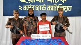 বিজিবির হাতে আটক মাদক পাচারকারীদের একজন।