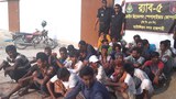 রাজশাহীতে র‍্যাবের হাতে আটক কয়েকজন মাদক ব্যবসায়ী ও মাদকসেবী।