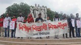 মাদক বিরোধী অভিযানের নামে চলমান বিচার বহির্ভূত হত্যাকাণ্ডের প্রতিবাদে ঢাকা বিশ্ববিদ্যালয়ে শিক্ষার্থীদের মানববন্ধন।