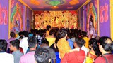 কলকাতার একটি পূজামণ্ডপে দর্শনার্থীদের ভিড়। 