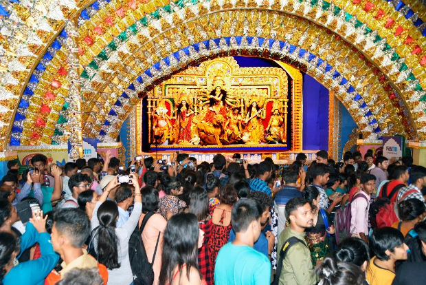 কলকাতার দেশপ্রিয় পার্কের পূজামণ্ডপে মানুষের ঢল। ৪ অক্টোবর ২০১৯। 