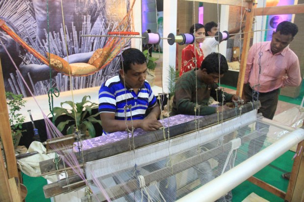 পাটপণ্য তৈরি করা হচ্ছে। পাটপণ্য তৈরি করা হচ্ছে।
