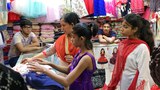 ঢাকায় শেষ মুহূর্তের ঈদ কেনাকাটায় ব্যস্ত ক্রেতারা। 