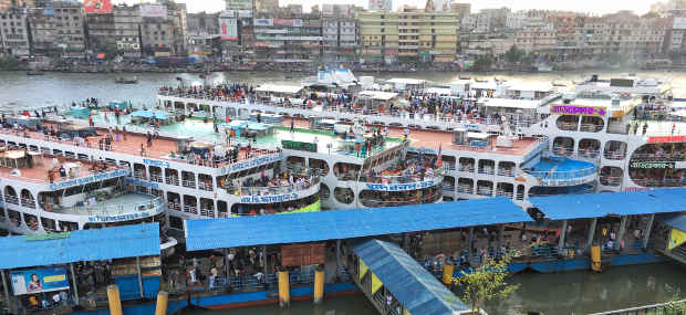 করোনাভাইরাস মহামারির কারণে এবার অনেকেই বাড়ি যাচ্ছেন না। ফলে ঢাকার সদরঘাট লঞ্চ টার্মিনালেও চিরাচরিত ভিড় নেই। ৩১ জুলাই ২০২০। 