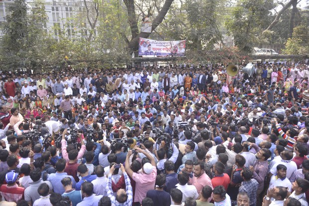 খালেদা জিয়ার মুক্তির দাবিতে জাতীয় প্রেস ক্লাবের সামনে প্রতীকী অনশন ধর্মঘট পালন করে বিএনপি। খালেদা জিয়ার মুক্তির দাবিতে জাতীয় প্রেস ক্লাবের সামনে প্রতীকী অনশন ধর্মঘট পালন করে বিএনপি।
