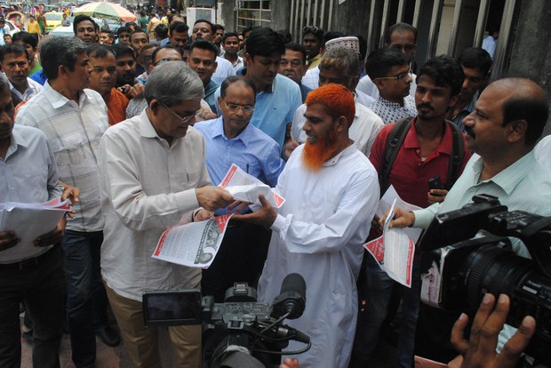 বিএনপির চেয়ারপারসন বেগম খালেদা জিয়ার মুক্তি দাবিতে ঢাকার নয়াপল্টনে প্রচারপত্র বিলি করেন দলের মহাসচিব মির্জা ফখরুল ইসলাম আলমগীর। বিএনপির চেয়ারপারসন বেগম খালেদা জিয়ার মুক্তি দাবিতে ঢাকার নয়াপল্টনে প্রচারপত্র বিলি করেন দলের মহাসচিব মির্জা ফখরুল ইসলাম আলমগীর।