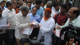 বিএনপির চেয়ারপারসন বেগম খালেদা জিয়ার মুক্তি দাবিতে ঢাকার নয়াপল্টনে প্রচারপত্র বিলি করেন দলের মহাসচিব মির্জা ফখরুল ইসলাম আলমগীর।