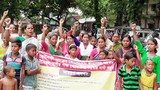 মেখলিগঞ্জ মহকুমা শাসকের দপ্তরের সামনে অনশনে শামিল ভোটবাড়ির অস্থায়ী ক্যাম্পের সাবেক ছিটমহলবাসী। 