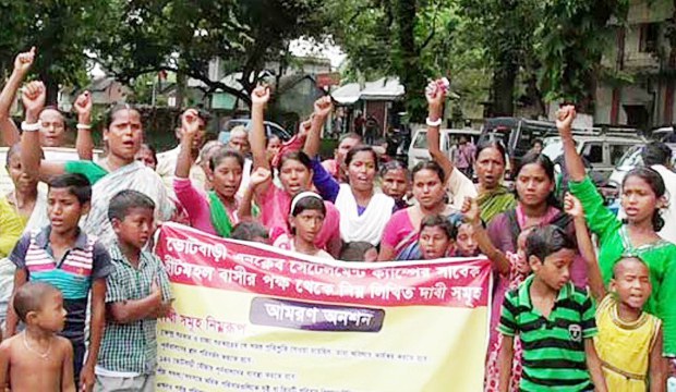 মেখলিগঞ্জ মহকুমা শাসকের দপ্তরের সামনে অনশনে শামিল ভোটবাড়ির অস্থায়ী ক্যাম্পের সাবেক ছিটমহলবাসী। মেখলিগঞ্জ মহকুমা শাসকের দপ্তরের সামনে অনশনে শামিল ভোটবাড়ির অস্থায়ী ক্যাম্পের সাবেক ছিটমহলবাসী।