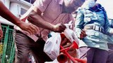 যানবাহন থেকে হাইড্রলিক হর্ন জব্দ করছে পুলিশ।