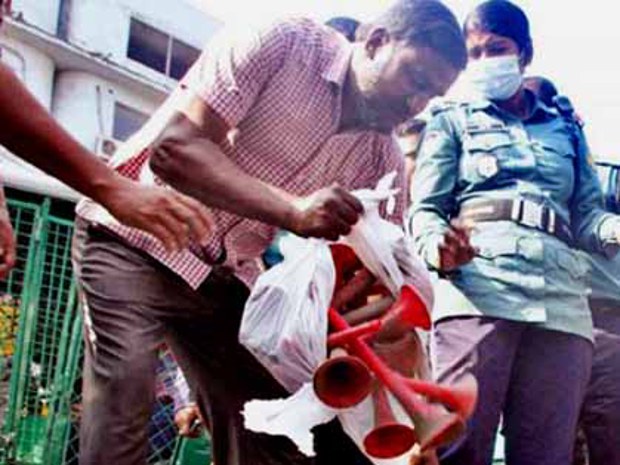 যানবাহন থেকে হাইড্রলিক হর্ন জব্দ করছে পুলিশ। যানবাহন থেকে হাইড্রলিক হর্ন জব্দ করছে পুলিশ।