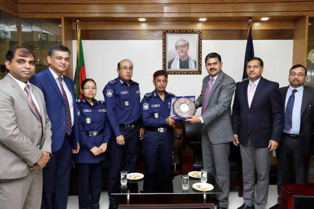 ভারতীয় প্রতিনিধি দলের প্রধান এনআইএ’র মহাপরিদর্শক অনিল শুক্লা ঢাকায় পুলিশ সদর দপ্তরে পুলিশের মহাপরিদর্শক একেএম শহীদুল হকের সঙ্গে সাক্ষাৎ করেন। ভারতীয় প্রতিনিধি দলের প্রধান এনআইএ’র মহাপরিদর্শক অনিল শুক্লা ঢাকায় পুলিশ সদর দপ্তরে পুলিশের মহাপরিদর্শক একেএম শহীদুল হকের সঙ্গে সাক্ষাৎ করেন।