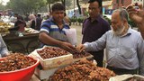 রমজানের প্রস্তুতি হিসেবে ঢাকায় রাস্তার অস্থায়ী দোকান থেকে ইফতারির অন্যতম উপাদান খেজুর কেনাকাটা করছেন ক্রেতারা।