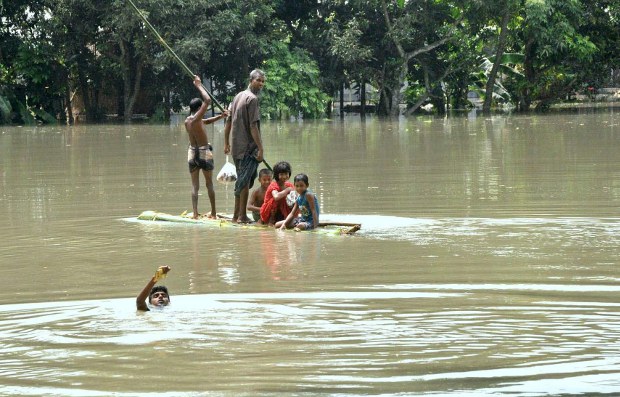 জামালপুরে পানিবন্দী মানুষ নিরাপদ আশ্রয়ের খোঁজে। জামালপুরে পানিবন্দী মানুষ নিরাপদ আশ্রয়ের খোঁজে।