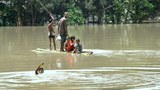 জামালপুরে পানিবন্দী মানুষ নিরাপদ আশ্রয়ের খোঁজে।