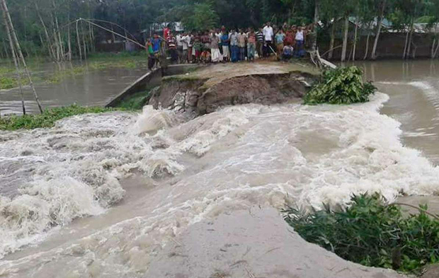 কুড়িগ্রামে চোখের সামনে পানির তোড়ে ভেসে যাচ্ছে চলাচলের সড়ক। আগস্ট ১৪, ২০১৭।