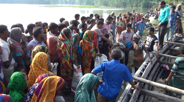 ত্রাণের অপেক্ষায় থাকা কুড়িগ্রামের কিছু বানভাসী মানুষ। আগস্ট ১৭, ২০১৭