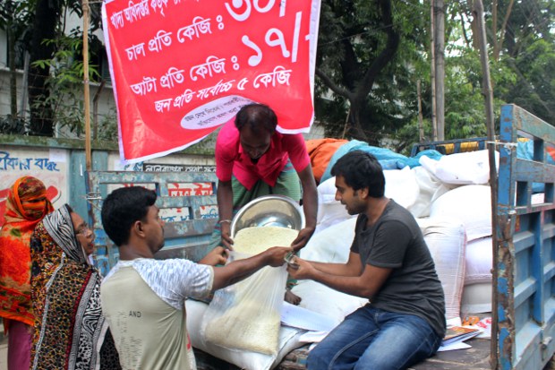 চালের দাম অস্বাভাবিক বেড়ে যাওয়ার প্রেক্ষাপটে সরকার খোলাবাজারে ন্যায্যমূল্যে চাল বিক্রি শুরু করেছে। চালের দাম অস্বাভাবিক বেড়ে যাওয়ার প্রেক্ষাপটে সরকার খোলাবাজারে ন্যায্যমূল্যে চাল বিক্রি শুরু করেছে।