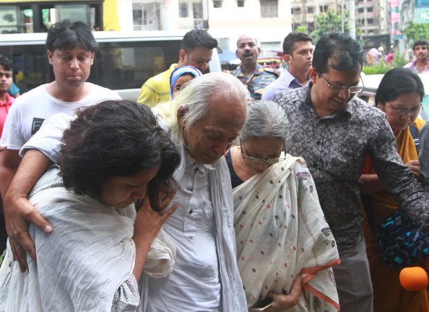 যশোর থেকে উদ্ধার হওয়া ফরহাদ মজহারকে রাজধানীর আদাবর থানায় নেওয়া হয়। যশোর থেকে উদ্ধার হওয়া ফরহাদ মজহারকে রাজধানীর আদাবর থানায় নেওয়া হয়।