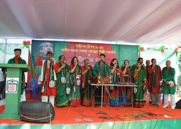 স্বাধীন বাংলা বেতার কেন্দ্রের শিল্পীদের সংবর্ধনা। স্বাধীন বাংলা বেতার কেন্দ্রের শিল্পীদের সংবর্ধনা।