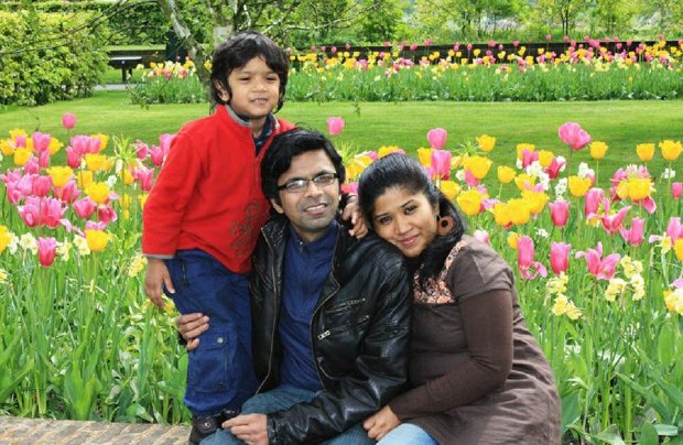 সন্তান মেঘ এর সঙ্গে সাগর–রুনি দম্পতি। সন্তান মেঘ এর সঙ্গে সাগর–রুনি দম্পতি।