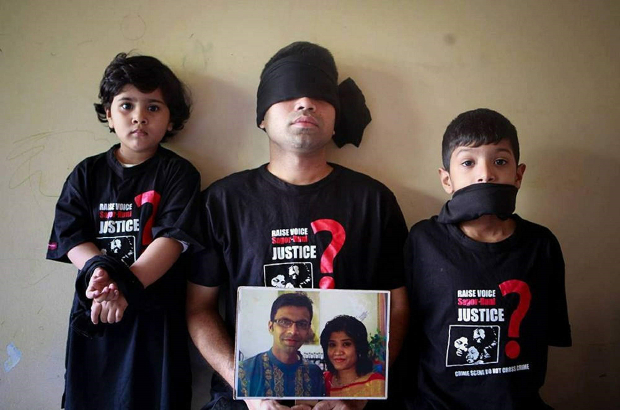 এভাবেই মুখে কালো কাপড় বেঁধে মা-বাবা হত্যার প্রতিবাদ জানায় মেঘ (ডানে)। ফেব্রুয়ারি ১২, ২০১৫।