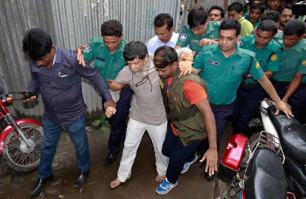 গ্রেপ্তারের পর শহিদুল আলমকে ঢাকার আদালতে হাজির করে পুলিশ। ৬ আগস্ট ২০১৮।