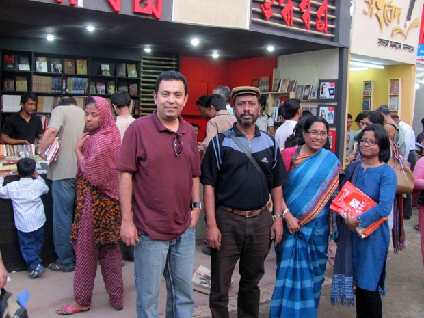 ঢাকায় ২০১২ সালের একুশে বইমেলায় শুদ্ধস্বর প্রকাশনীর স্টলের সামনে অভিজিৎ রায় (বামে) ও রণদীপম বসু। ঢাকায় ২০১২ সালের একুশে বইমেলায় শুদ্ধস্বর প্রকাশনীর স্টলের সামনে অভিজিৎ রায় (বামে) ও রণদীপম বসু।