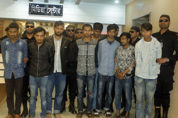 রাজধানীর উত্তরায় স্কুলছাত্র আদনান কবীর হত্যায় জড়িত সন্দেহে র্যাব আটজনকে গ্রেপ্তার করে। রাজধানীর উত্তরায় স্কুলছাত্র আদনান কবীর হত্যায় জড়িত সন্দেহে র্যাব আটজনকে গ্রেপ্তার করে।