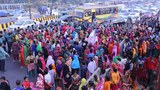 রাজধানীর কুড়িল ফ্লাইওভারের সামনে বকেয়া বেতনের দাবিতে গার্মেন্টস শ্রমিকদের রাস্তা অবরোধ।