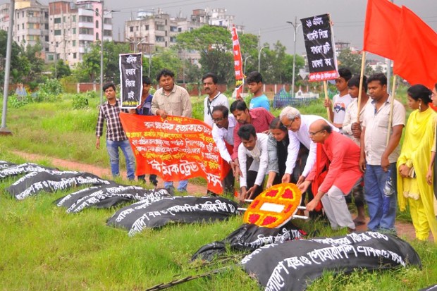 জুরাইন কবরস্থানে রানা প্লাজা দুর্ঘটনায় নিহত শ্রমিকদের কবরে ফুল দিয়ে শ্রদ্ধা জানায় বিভিন্ন সংগঠন। জুরাইন কবরস্থানে রানা প্লাজা দুর্ঘটনায় নিহত শ্রমিকদের কবরে ফুল দিয়ে শ্রদ্ধা জানায় বিভিন্ন সংগঠন।