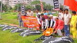 জুরাইন কবরস্থানে রানা প্লাজা দুর্ঘটনায় নিহত শ্রমিকদের কবরে ফুল দিয়ে শ্রদ্ধা জানায় বিভিন্ন সংগঠন। 