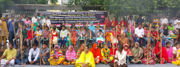 নিহতদের স্মরণে রানা প্লাজা দুর্ঘটনায় এতিম হওয়া শিশুদের নিয়ে প্রদীপ প্রজ্বলন অনুষ্ঠান আয়োজন করে গার্মেন্টস শ্রমিক ফেডারেশন। এপ্রিল ২৪, ২০১৭। 