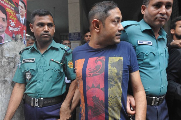 রায়ের পর আদালত থেকে কারাগারে নেওয়ার পথে রানা। রায়ের পর আদালত থেকে কারাগারে নেওয়ার পথে রানা।