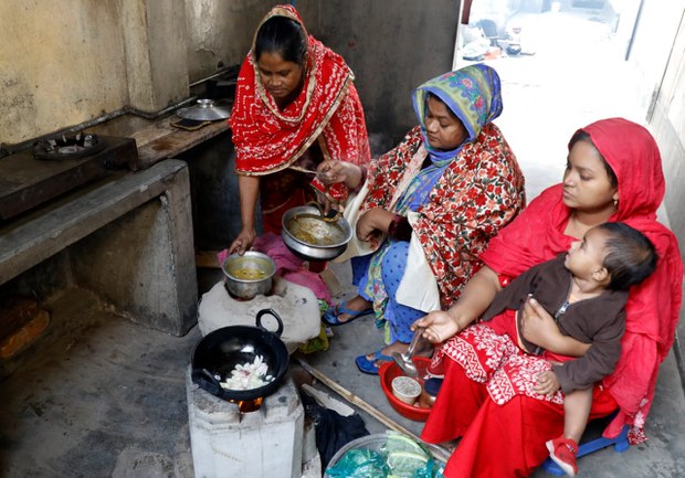 গ্যাস-বিদ্যুতের বাড়তি দামে সাধারণ মানুষের নাভিশ্বাস গ্যাস-বিদ্যুতের বাড়তি দামে সাধারণ মানুষের নাভিশ্বাস