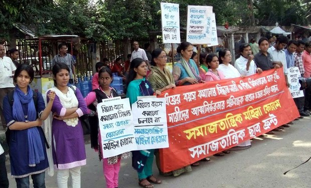 বিয়ের বয়স কমানোর আইনি প্রক্রিয়া বন্ধের জন্য আন্দোলন করে আসছে বিভিন্ন সংগঠন। বিয়ের বয়স কমানোর আইনি প্রক্রিয়া বন্ধের জন্য আন্দোলন করে আসছে বিভিন্ন সংগঠন।