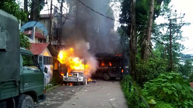 গোর্খা জনমুক্তি মোর্চার সমর্থকদের আগুনে পুড়ছে পুলিশের গাড়ি। দার্জিলিং, জুন ৮, ২০১৭। 