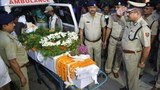 দার্জিলিংয়ে গোর্খা জনমুক্তি মোর্চার বিমল গুরুং পন্থীদের গুলিতে নিহত পশ্চিমবঙ্গ পুলিশের সাব ইন্সপেক্টর অমিতাভ মালিকের মরদেহে ভারতীয় পুলিশের শ্রদ্ধা নিবেদন। 